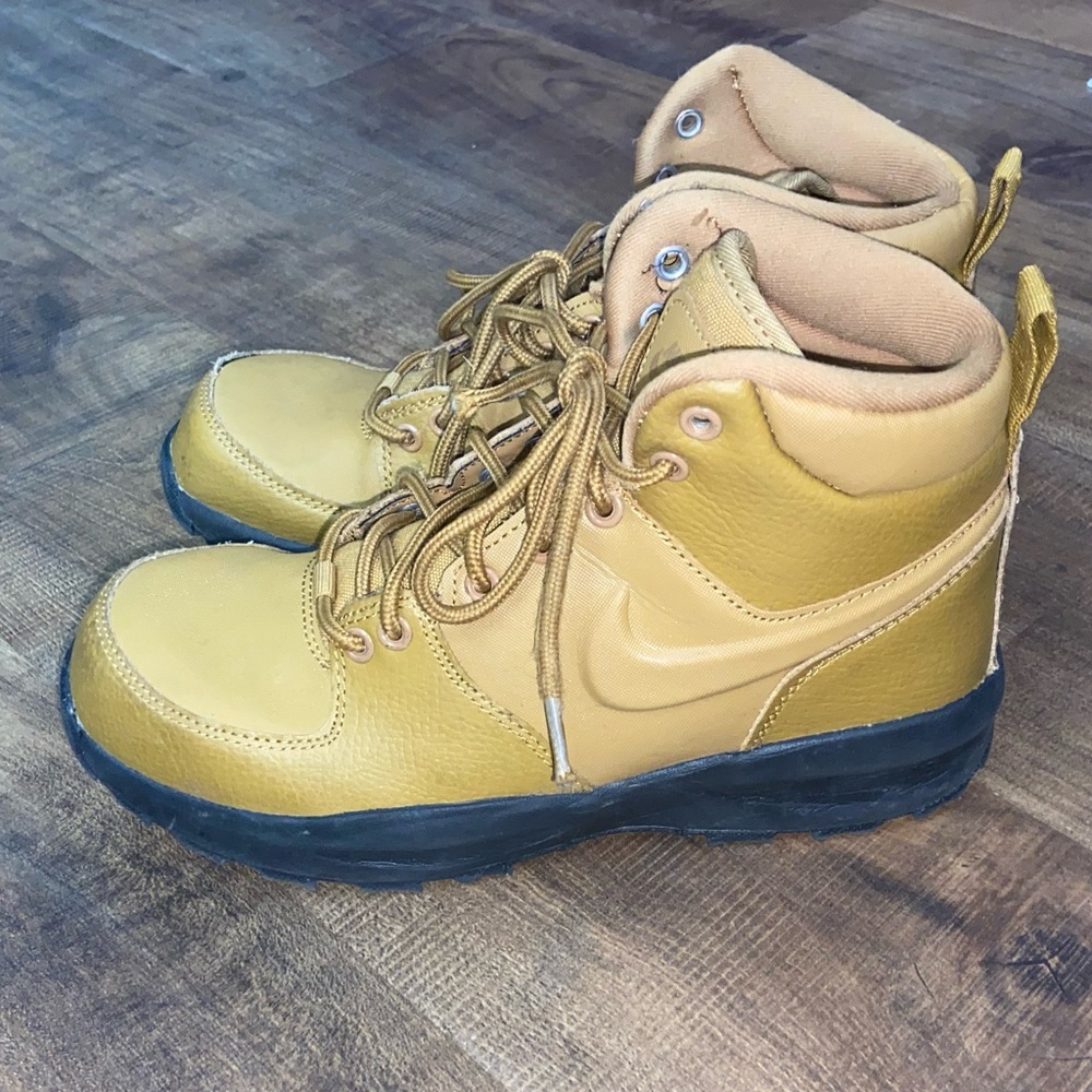 Nike Manoa 17 wheat Lace Up Hiking Boot Big Kid size 5Y